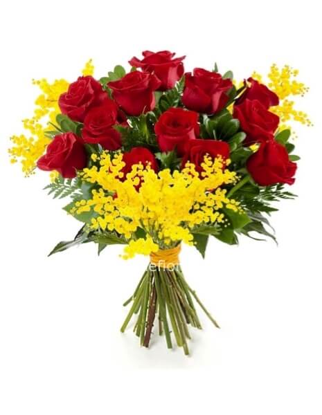 Bouquet di rose rosse e mimosa