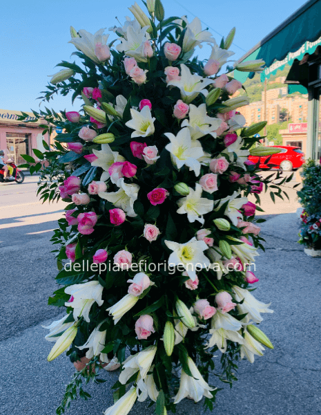 Copriferetro funebre con fiori freschi assortiti