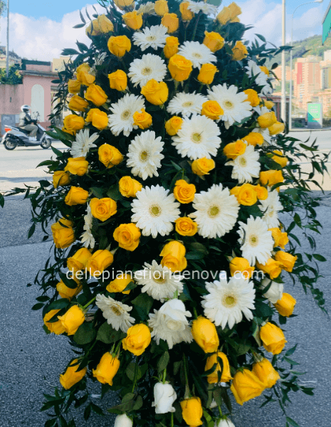 Copriferetro funebre con fiori freschi assortiti