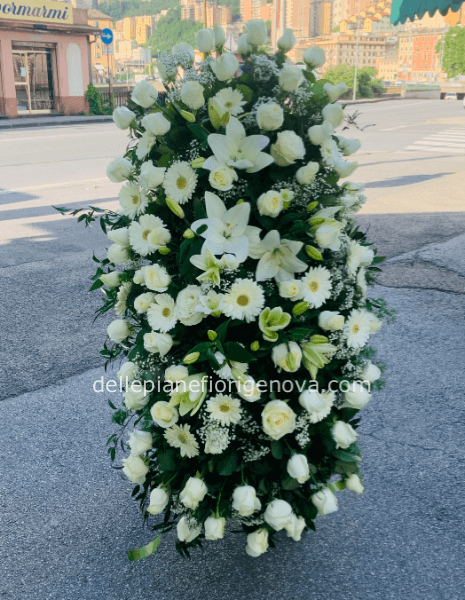 Copriferetro funebre con fiori freschi assortiti