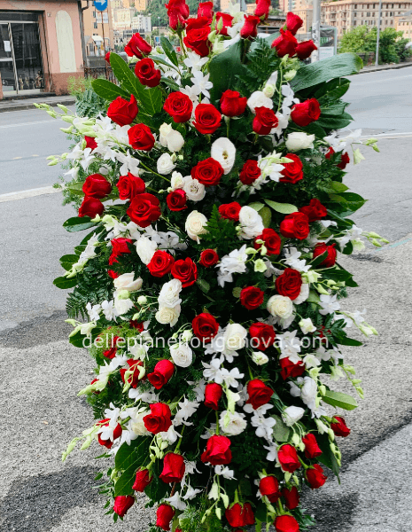 Copriferetro funebre con fiori freschi assortiti