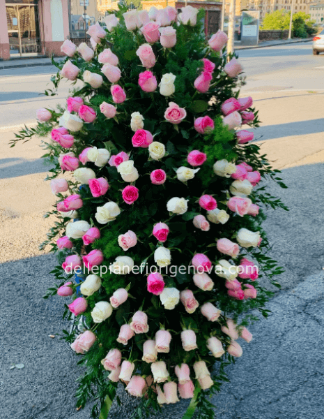 Copriferetro funebre con fiori freschi assortiti