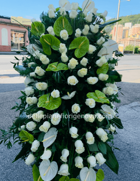 Copriferetro funebre con fiori freschi assortiti