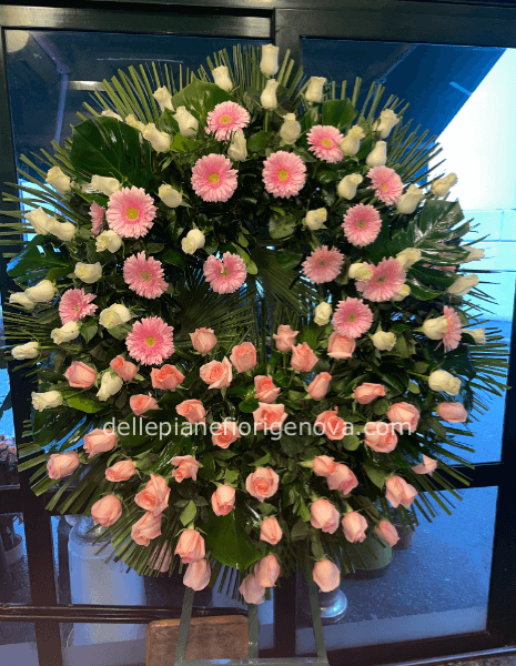 Corona funebre con fiori freschi assortiti