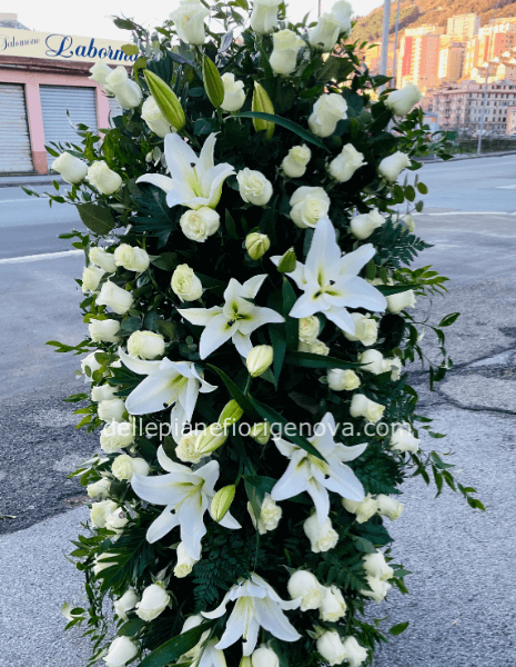 Copriferetro funebre con fiori freschi assortiti