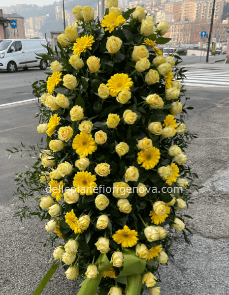 Copriferetro funebre con fiori freschi assortiti