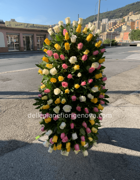 Copriferetro funebre con fiori freschi assortiti
