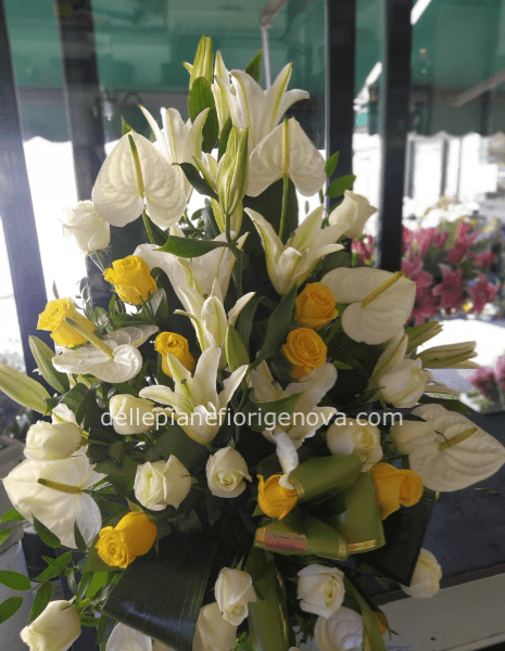 Addobbo funebre con fiori freschi assortiti