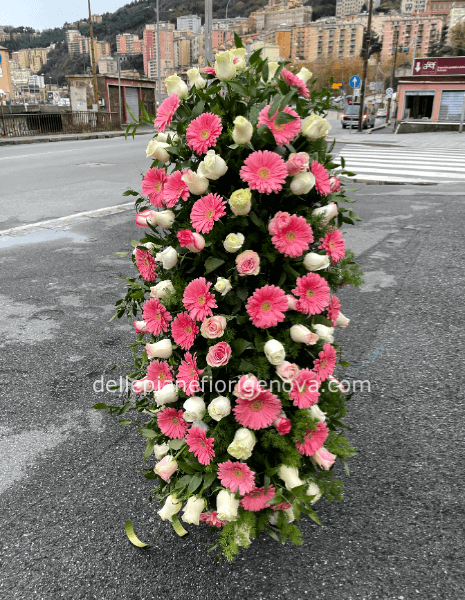 Copriferetro funebre con fiori freschi assortiti