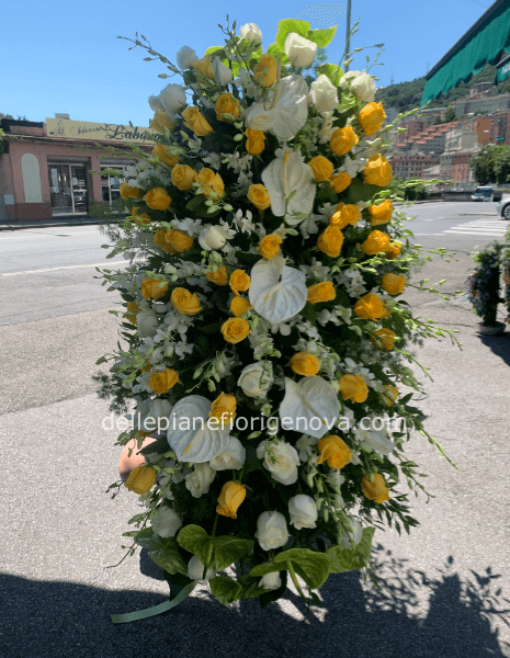 Copriferetro funebre con fiori freschi assortiti