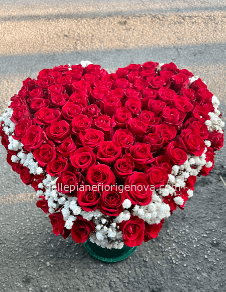 	 Cuore con rose rosse e velo da sposa