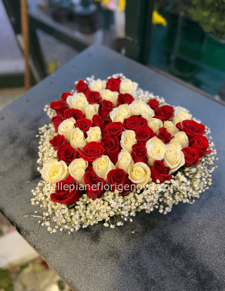 Cuore con rose rosse e bianche