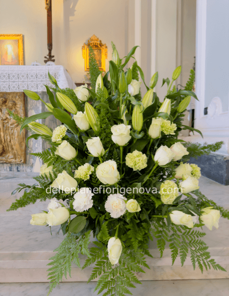 Addobbo funebre con fiori freschi assortiti
