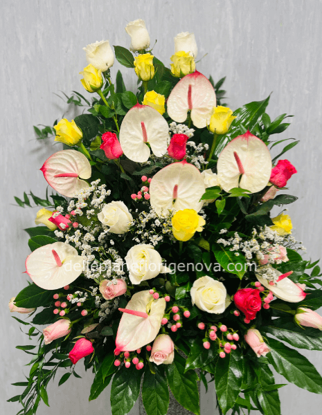 Addobbo funebre con fiori freschi assortiti