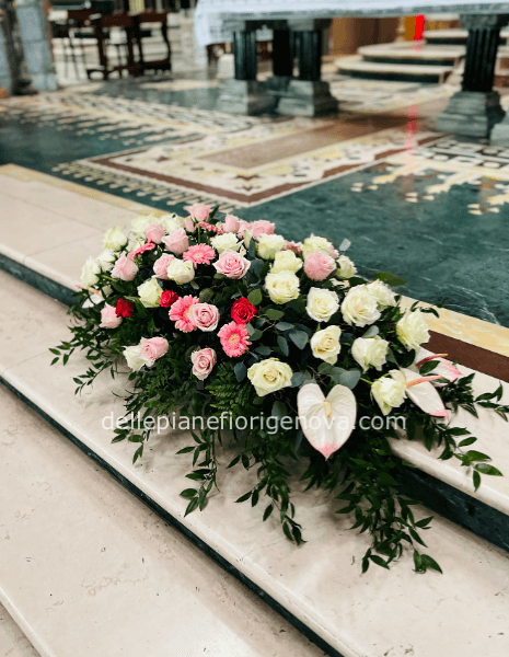 Cuscino funebre con fiori freschi assortiti