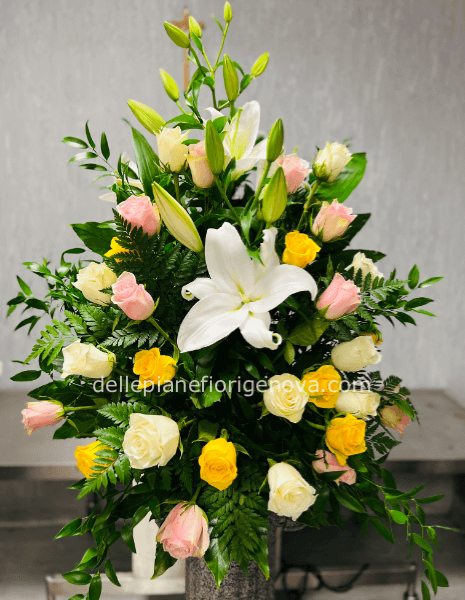 Addobbo funebre con fiori freschi assortiti