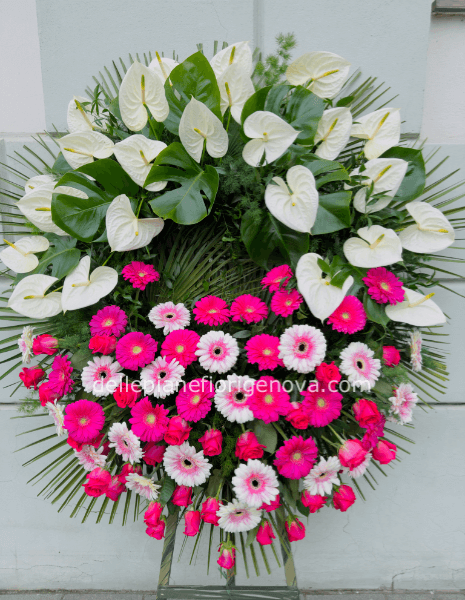 Corona funebre con fiori freschi assortiti colorata