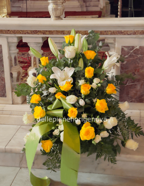 Addobbo funebre con fiori freschi assortiti
