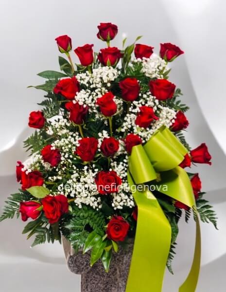 Addobbo funebre con fiori freschi assortiti 